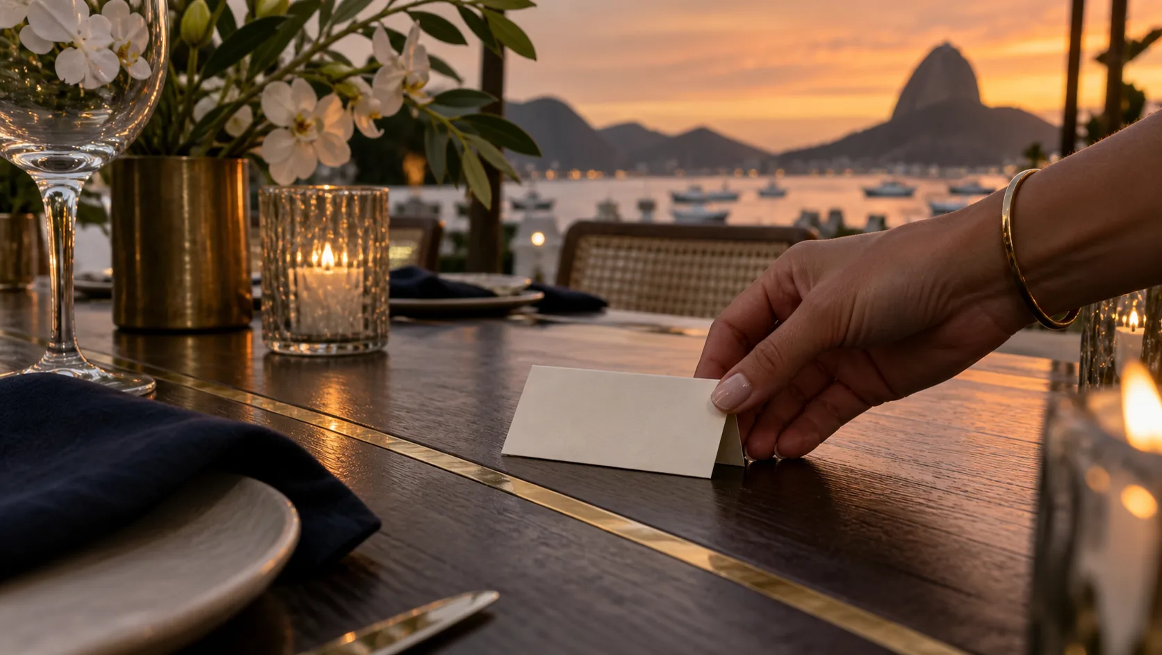 Detalhe de produção sobre mesa com linha de latão