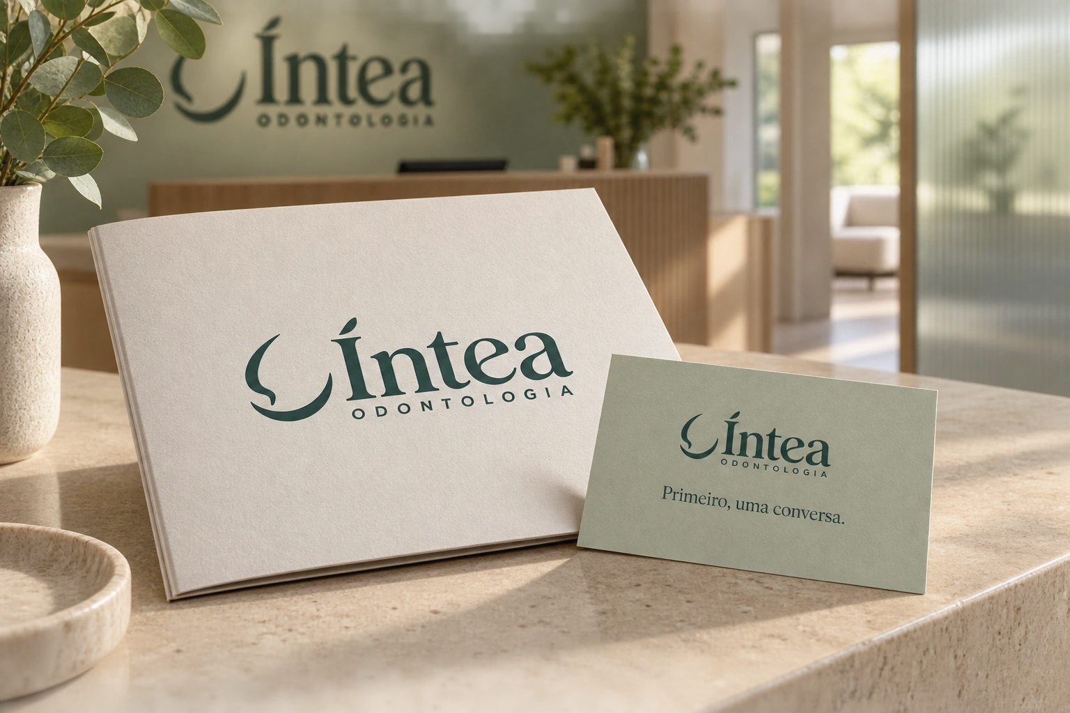 Aplicação conceitual da identidade Íntea em papelaria e recepção